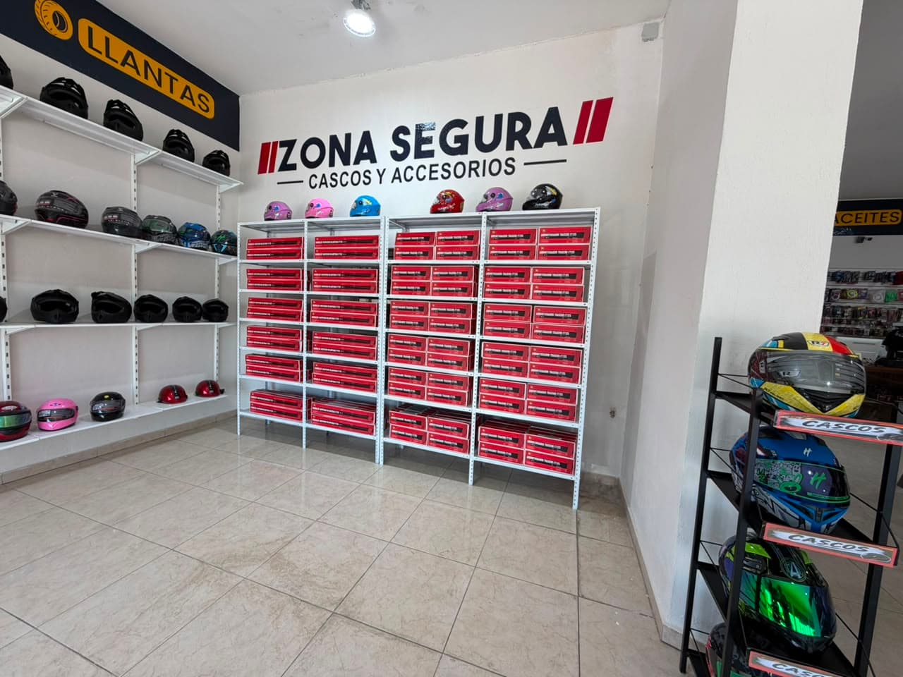 Zona de cascos y accesorios en RM Refacciones Motos