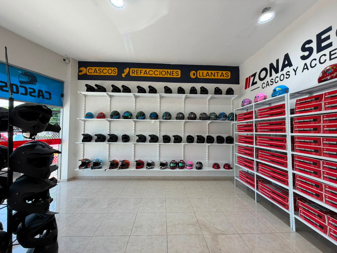 Vista interior de la sucursal RM Refacciones Motos